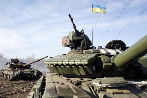 L'armée ukrainienne retire ses armes lourdes de l'Est  - ảnh 1
